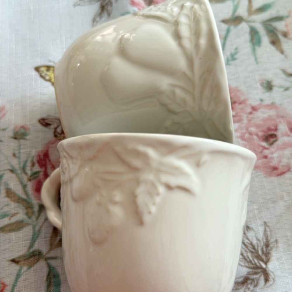 Elegant Cream Porcelain Teacup Set - Picture 4 of 4